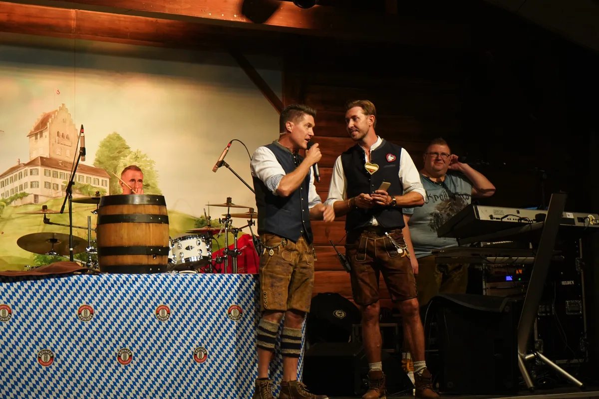 Das Organisationsteam um Simon van Voornveld (l.) und Carlos Kuk sorgten für reibungslose Abläufe – hier auf der Bühne. Man sieht Impressionen des Oktoberfestes 2025 in Uster